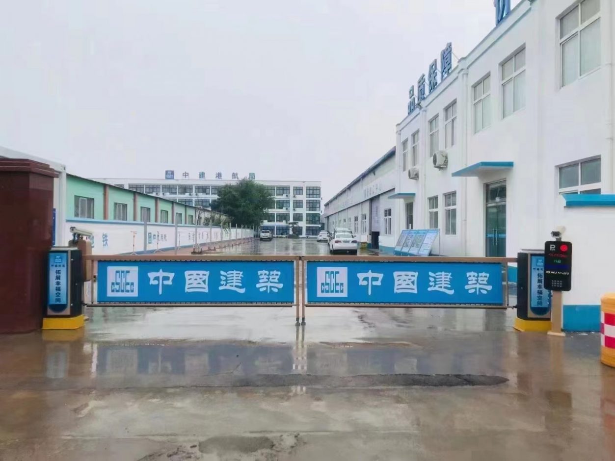 中國建筑港航局BY-HXDGGDZ廣告道閘+FY車牌識別案列圖片