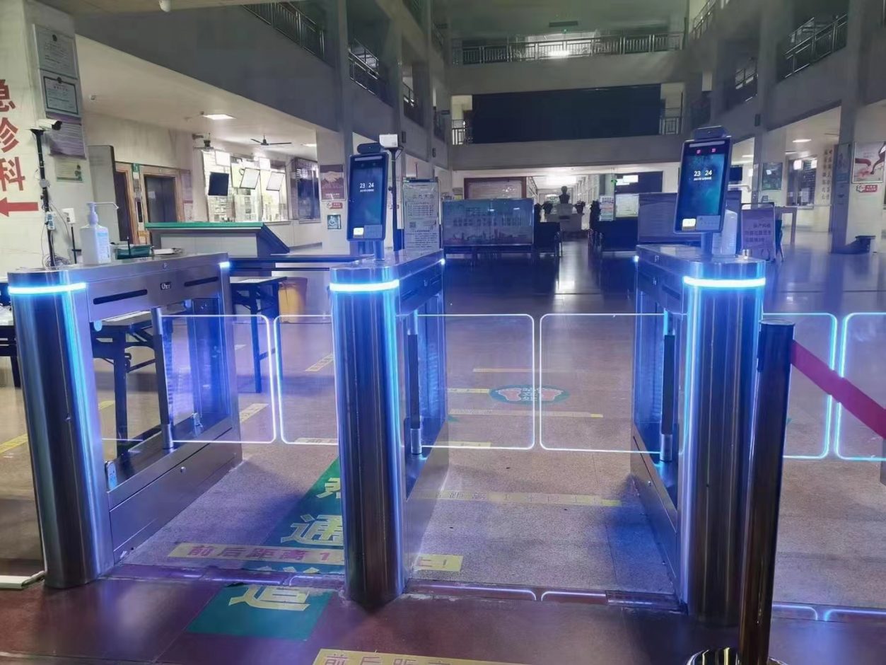 防疫測溫人臉識別+亞克力擺閘案列圖
